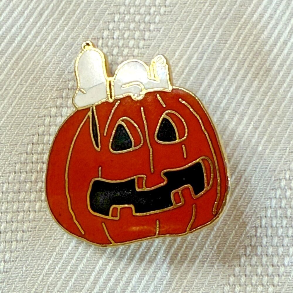 Vintage Peanuts Snoopy Collectible Enamel pin / brooch halloween 1 "